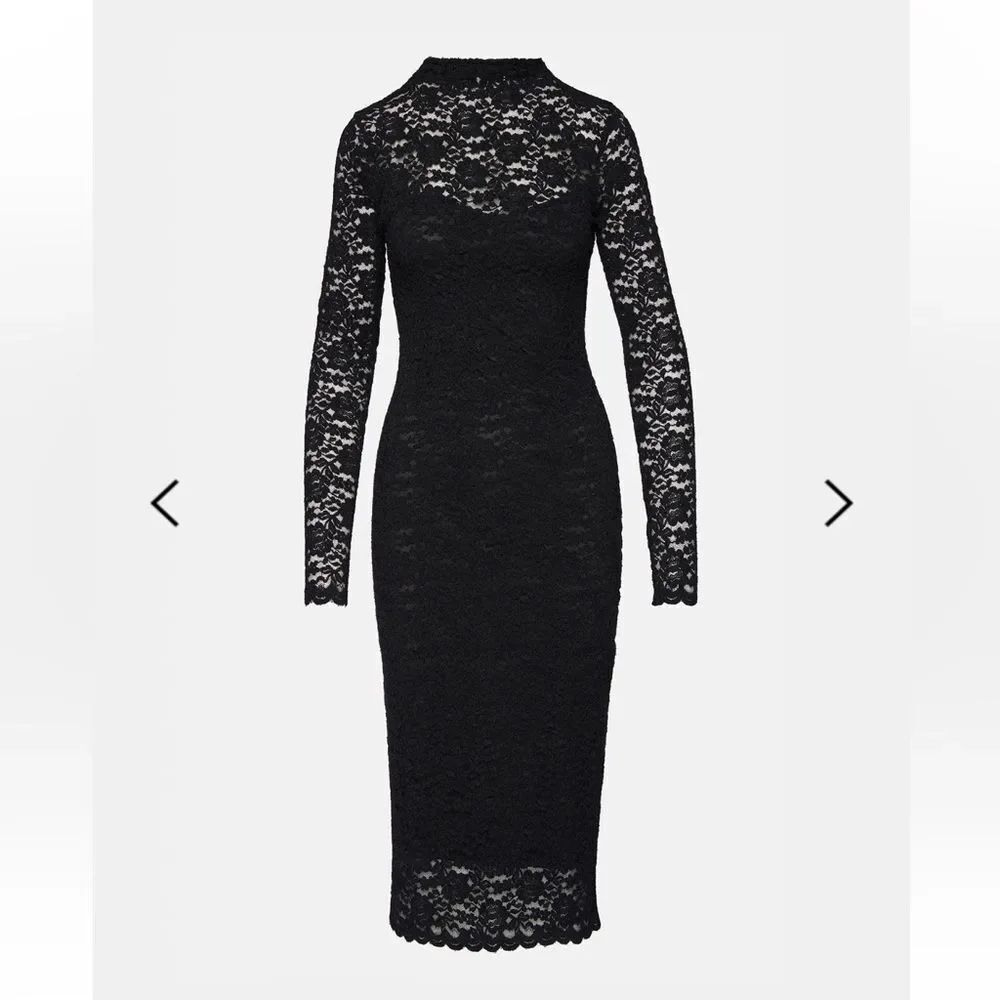 VIVIENNE LACE DRESS✨ - Picture 2 of 10
